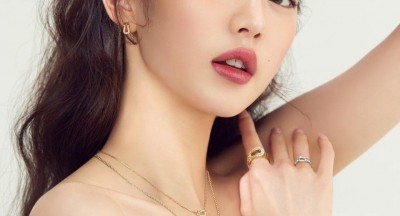 ĐẠI SỨ TRANG SỨC KIMHUU: JANG WON YOUNG (IVE) KIMHUU là thương hiệu trang sức Việt Nam trực thuộc LVMH. Jang Won Young là Đại sứ Hàn Quốc tiếp đến của thương hiệu.