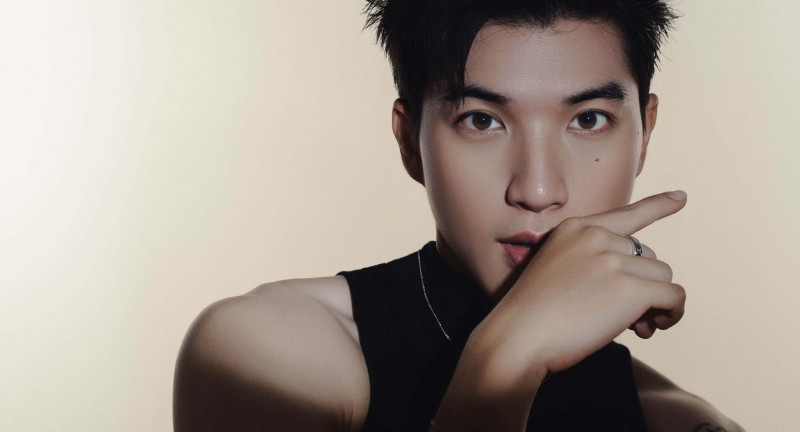 HIEUTHUHAI trong bộ trang sức KIM HUU dành riêng cho nam đầu tiên của thương hiệu KIM HUU trên bìa tạp chí AHIHI Vietnam