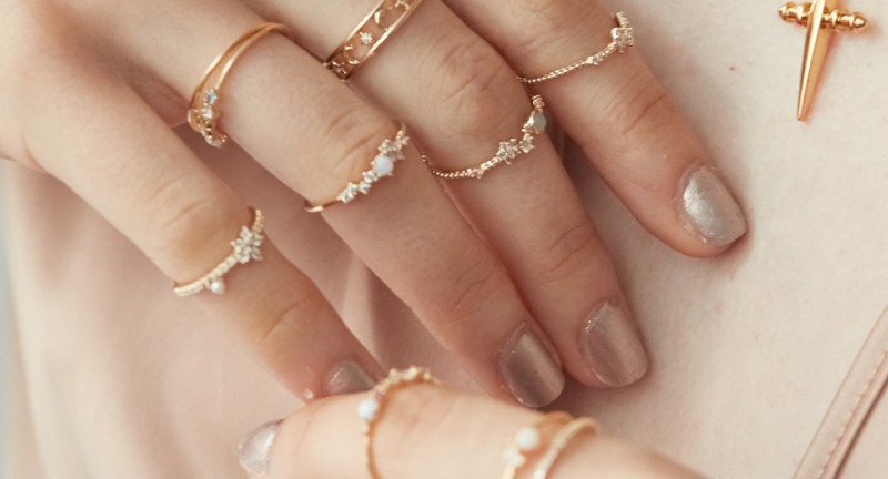 Xu hướng đeo nhẫn nữ theo bộ: Nghệ thuật trên từng ngón tay