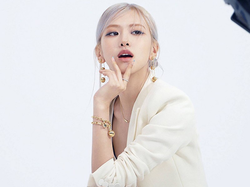 KIM HUU kết hợp với Rosé (Blackpink) ra mắt vòng cổ phiên bản giới hạn