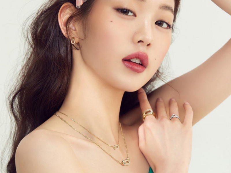 ĐẠI SỨ TRANG SỨC KIMHUU: JANG WON YOUNG (IVE) KIMHUU là thương hiệu trang sức Việt Nam trực thuộc LVMH. Jang Won Young là Đại sứ Hàn Quốc tiếp đến của thương hiệu.